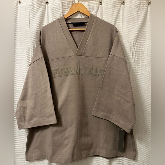 NWT - FEAR OF GOD ESSENTIALS Seal Beige Football T-Shirt in Size: M - Picture 1 of 7